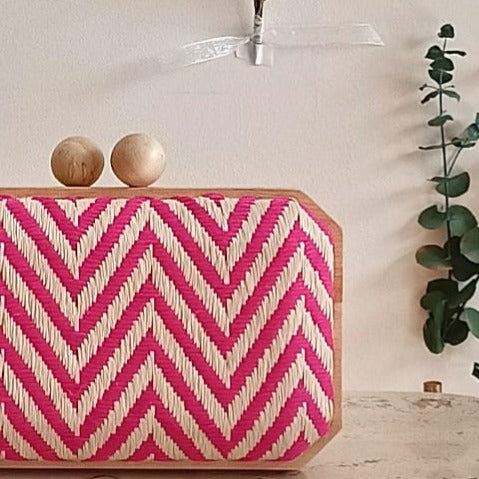 CLUTCH RAFIA ZIG ZAG ROSA