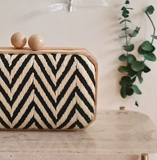 CLUTCH RAFIA ZIG ZAG NEGRO