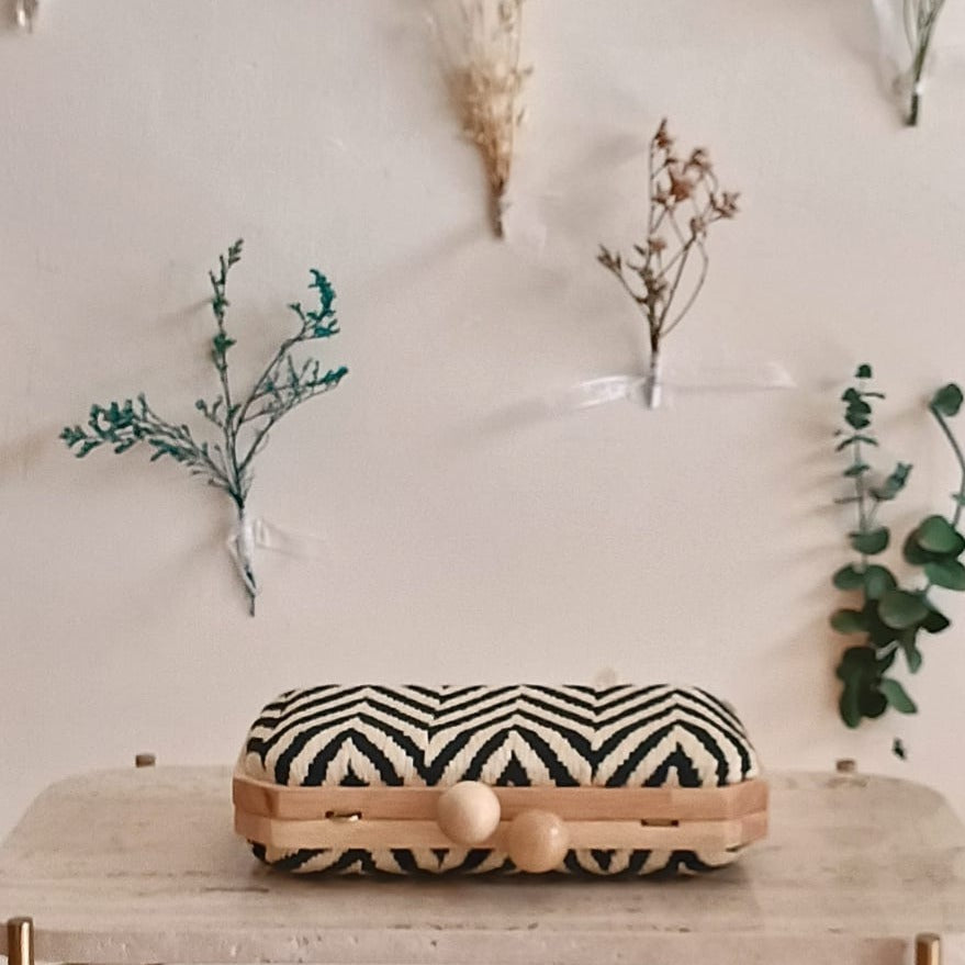 CLUTCH RAFIA ZIG ZAG NEGRO