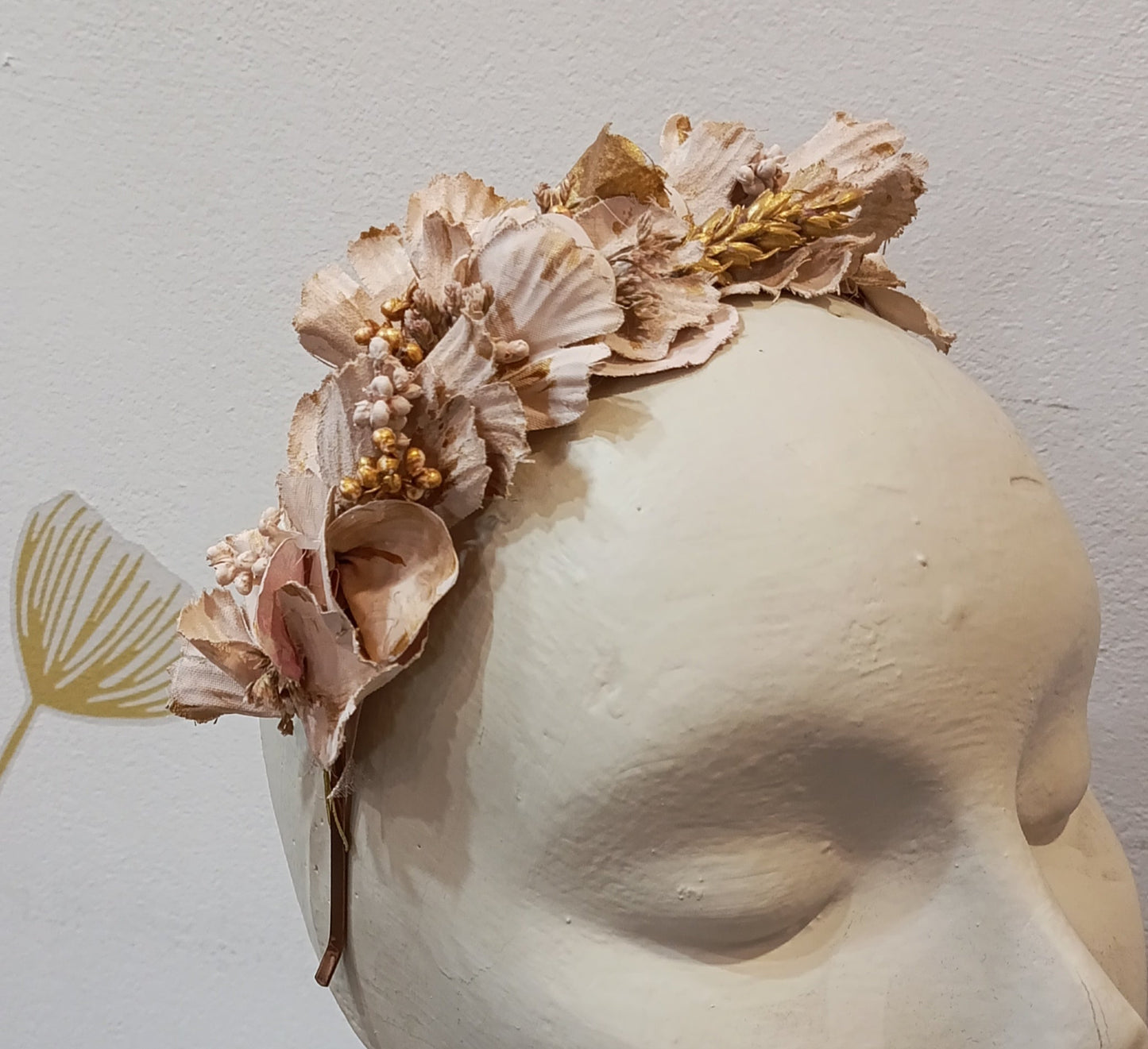 DIADEMA FLORES LATERAL ROSA-DORADO