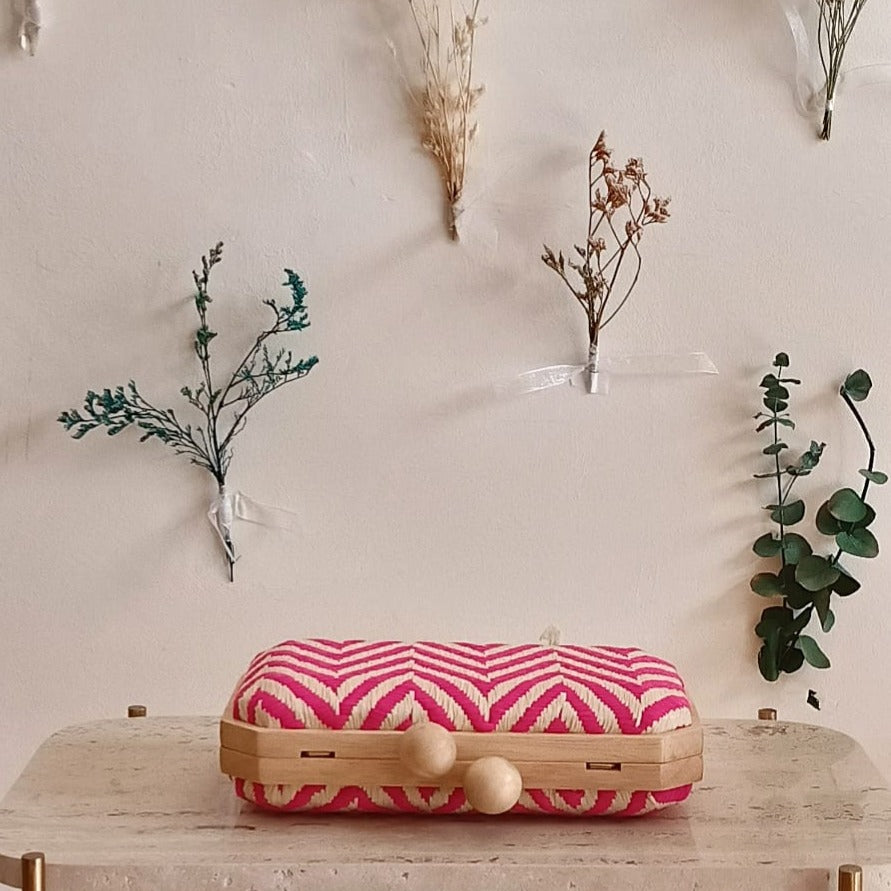 CLUTCH RAFIA ZIG ZAG ROSA