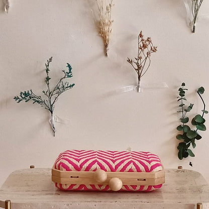 CLUTCH RAFIA ZIG ZAG ROSA