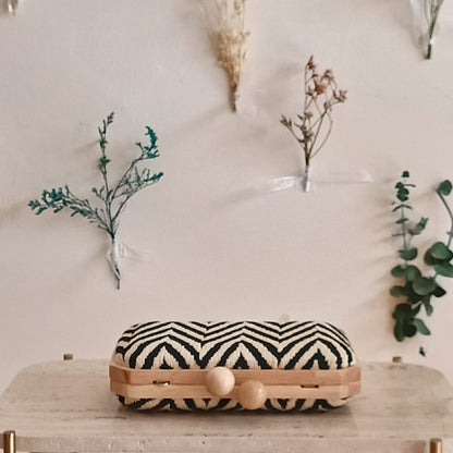 CLUTCH RAFIA ZIG ZAG NEGRO